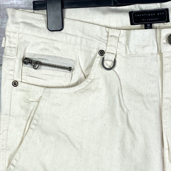 TWENTYONE MEN Double Front Pocket Shorts in Cream - Picture 2 of 6